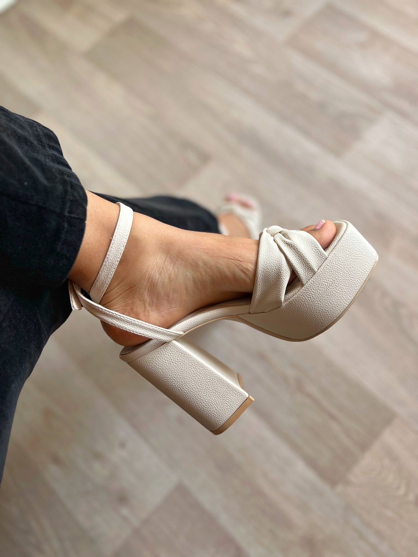 Tacones Daisy con moño hueso