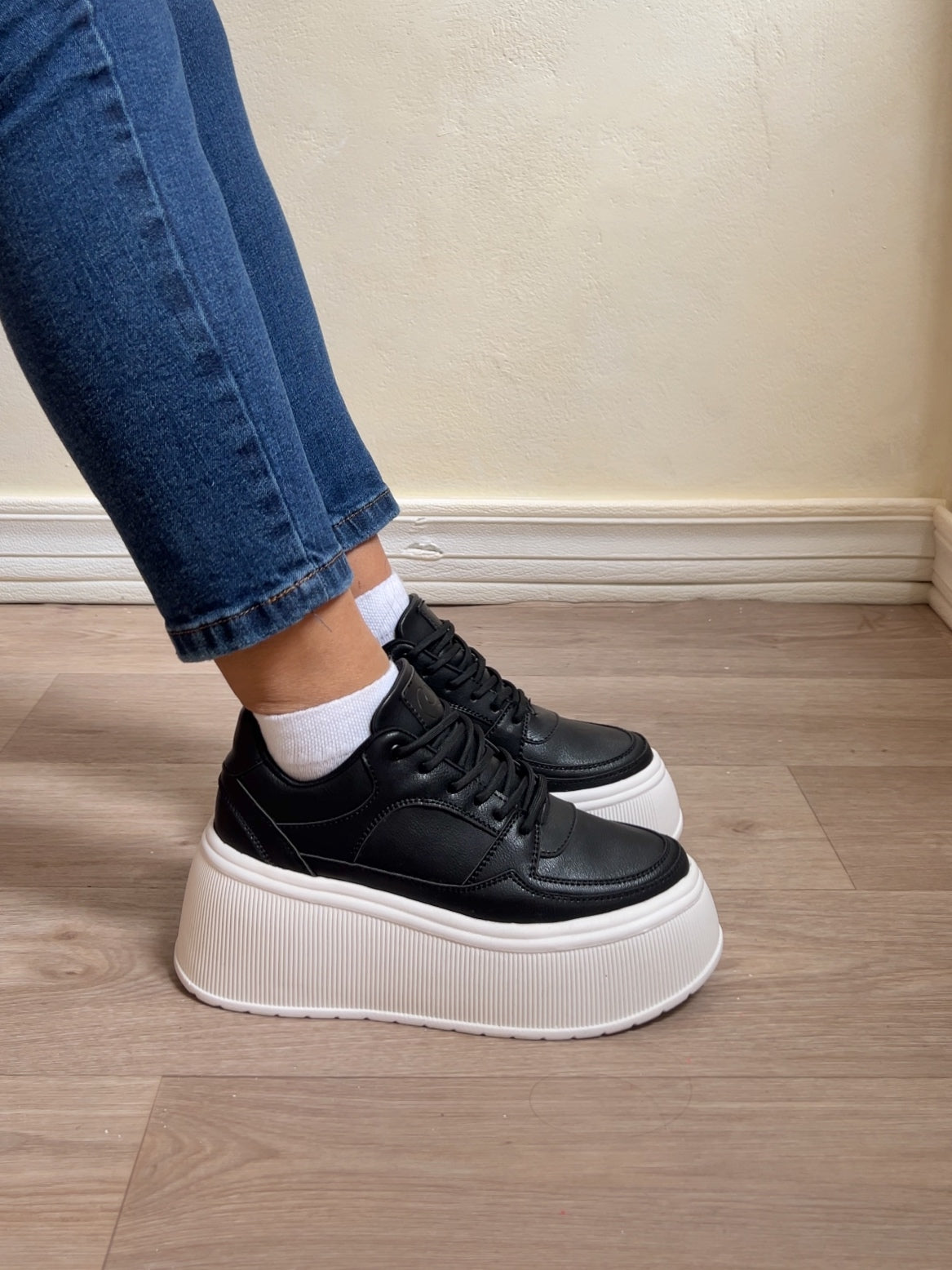 Zapatilla negro/ blanco - Megan