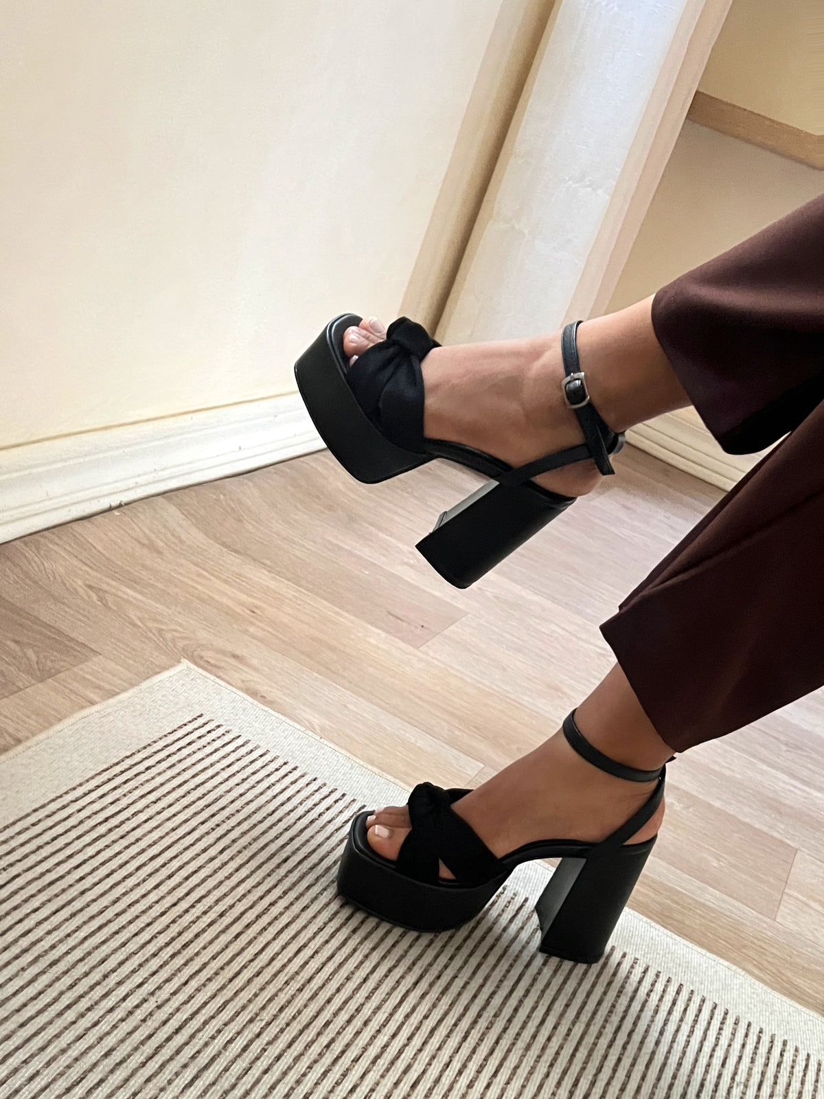 Tacones Daisy con moño negro cuero