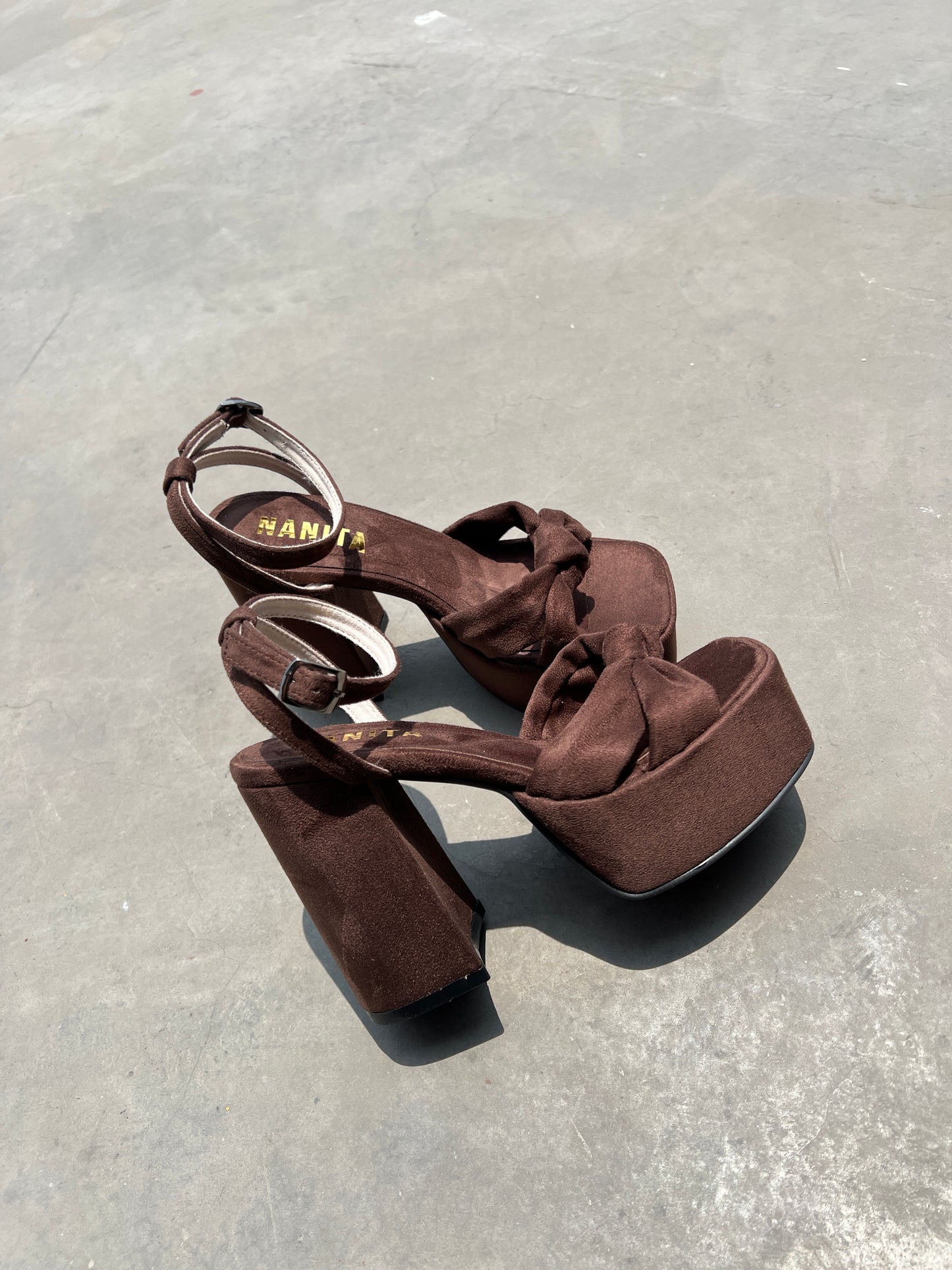 Tacones Daisy con moño mocca