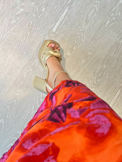 Tacones Daisy con moño dorado