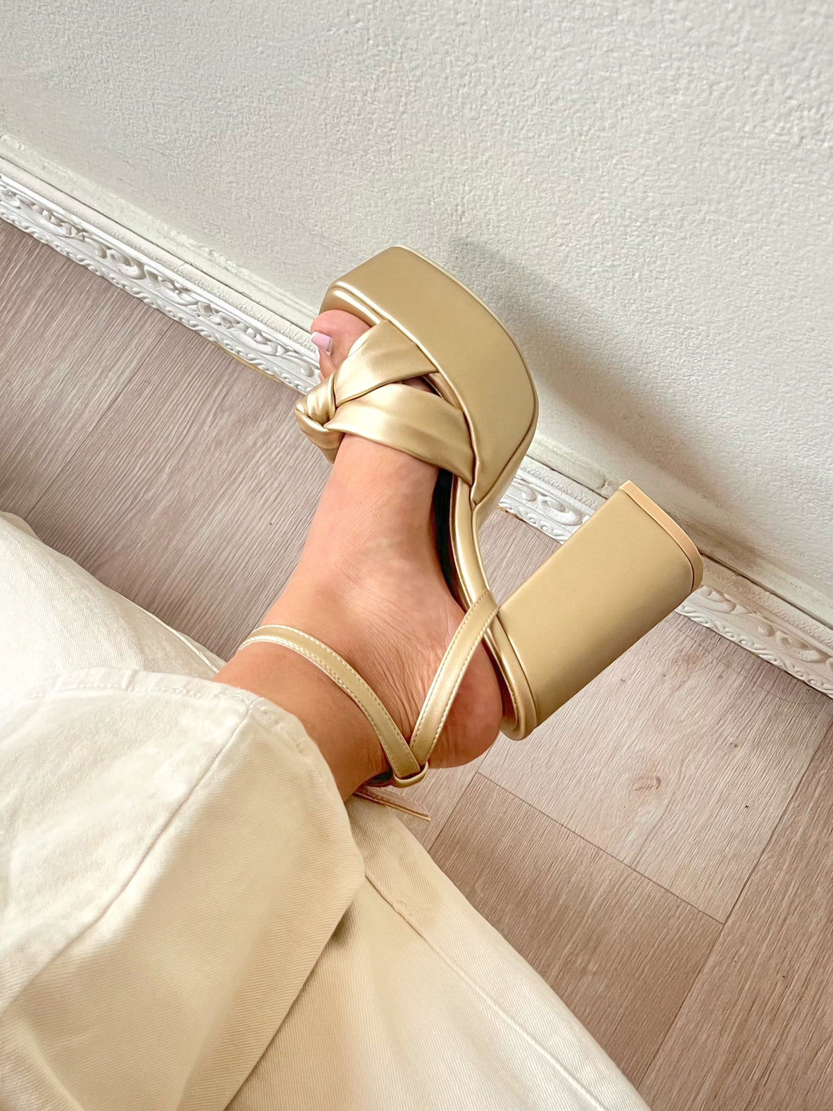 Tacones Daisy con moño dorado