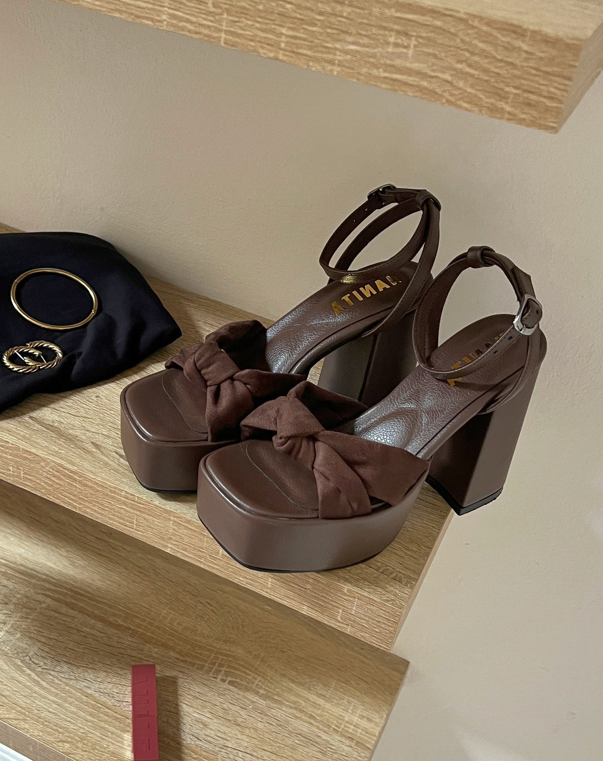 Tacones Daisy con moño mocca