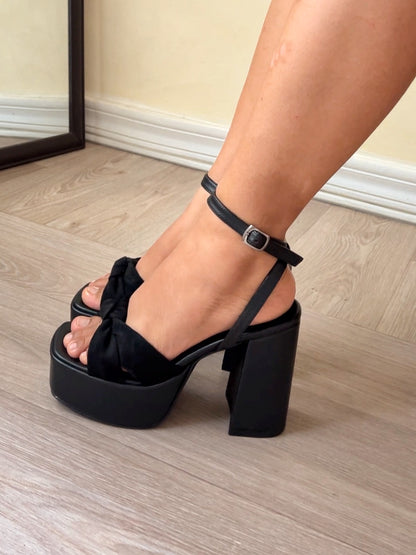 Tacones Daisy con moño negro cuero