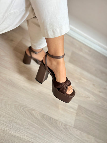 Tacones Daisy con moño mocca