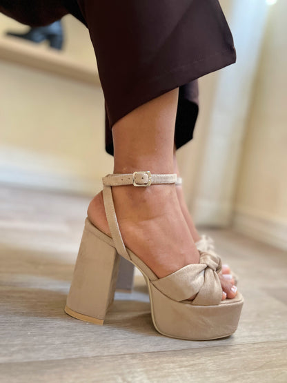 Tacones Daisy con moño beige suede