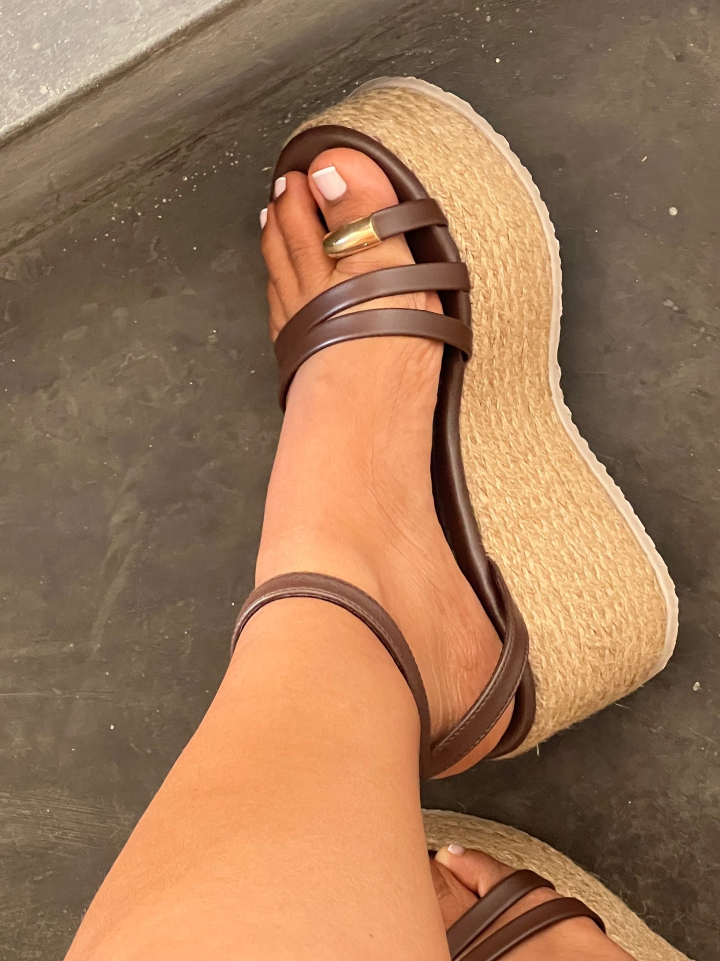 Sandalias Praia nutella con aplique