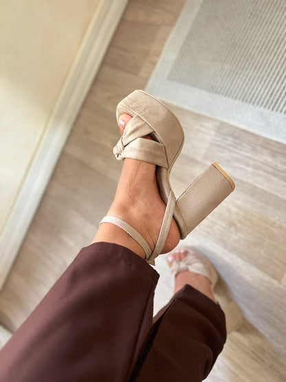 Tacones Daisy con moño beige suede