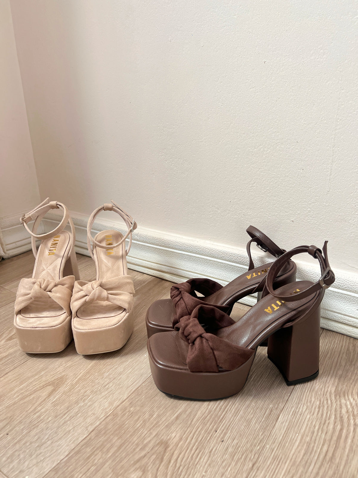 Tacones Daisy con moño beige suede