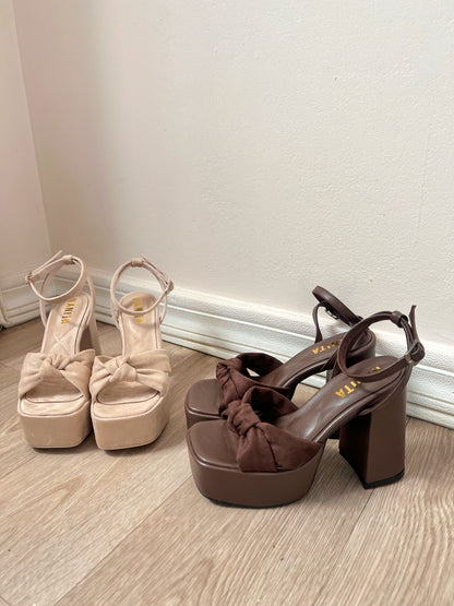 Tacones Daisy con moño beige suede