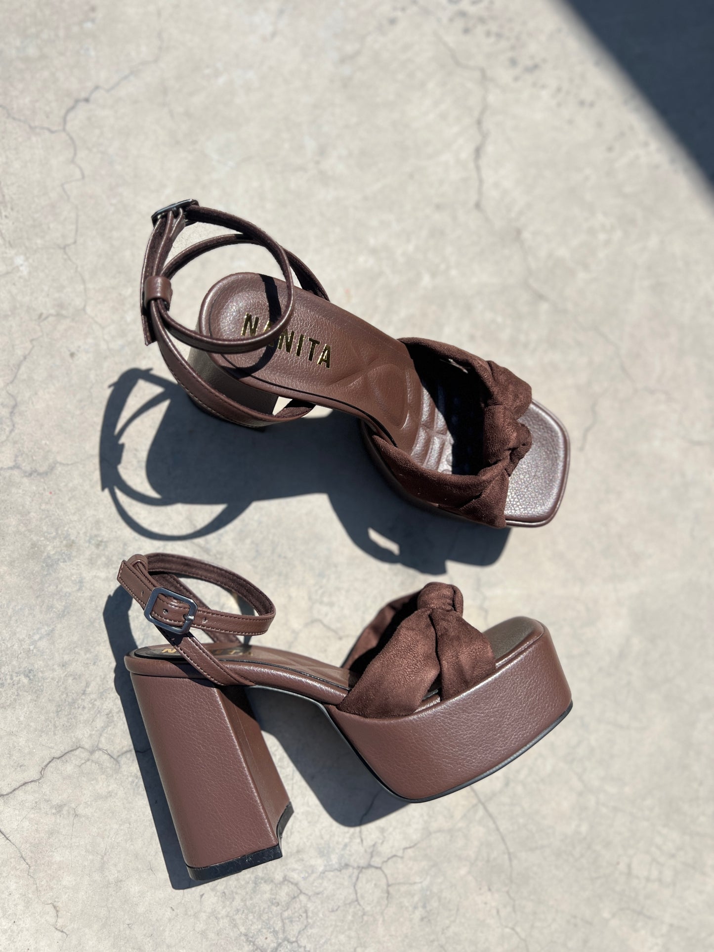 Tacones Daisy con moño mocca
