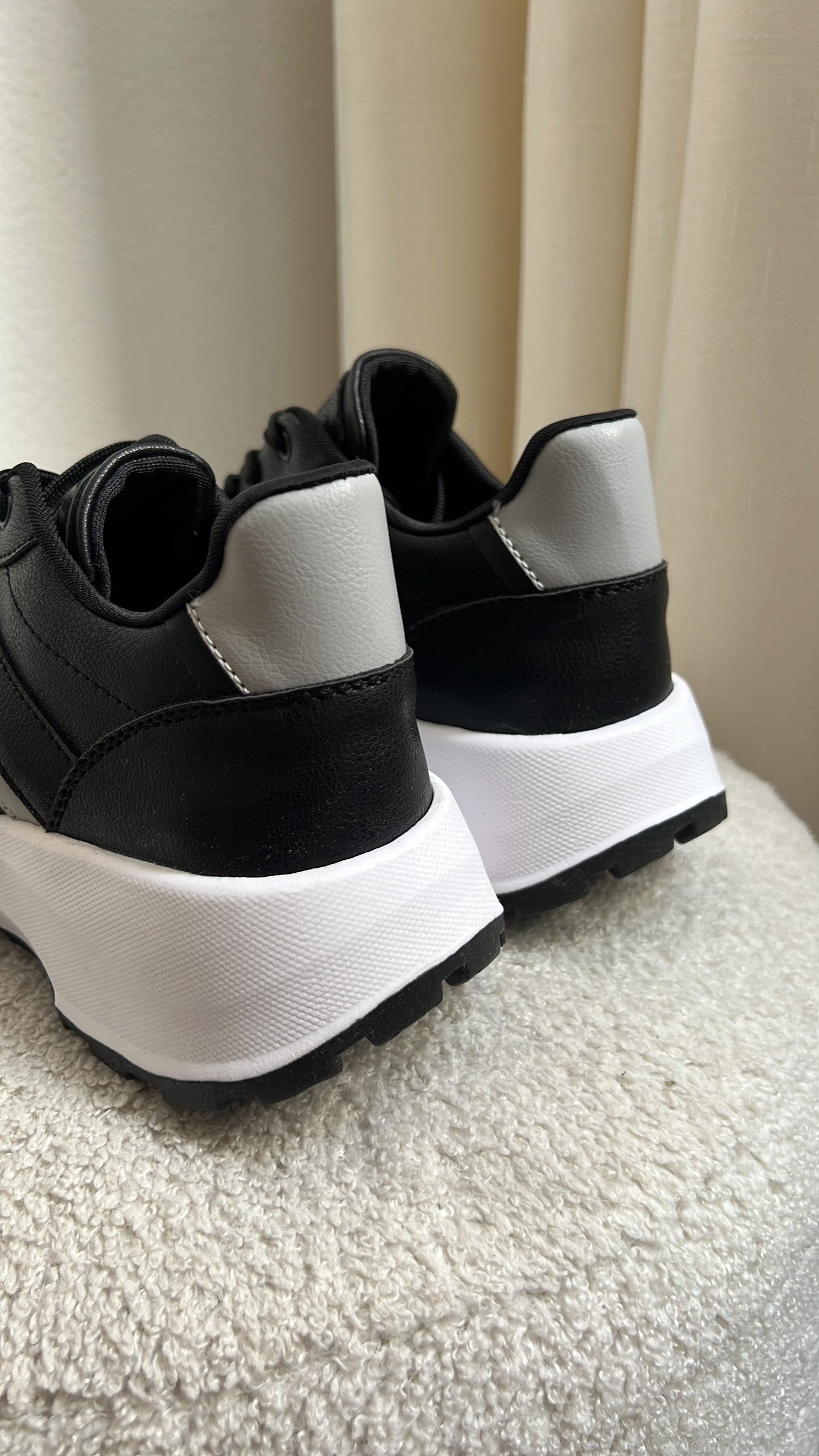 Zapatilla negra - Nicki