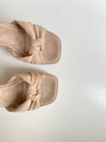 Tacones Daisy con moño beige suede