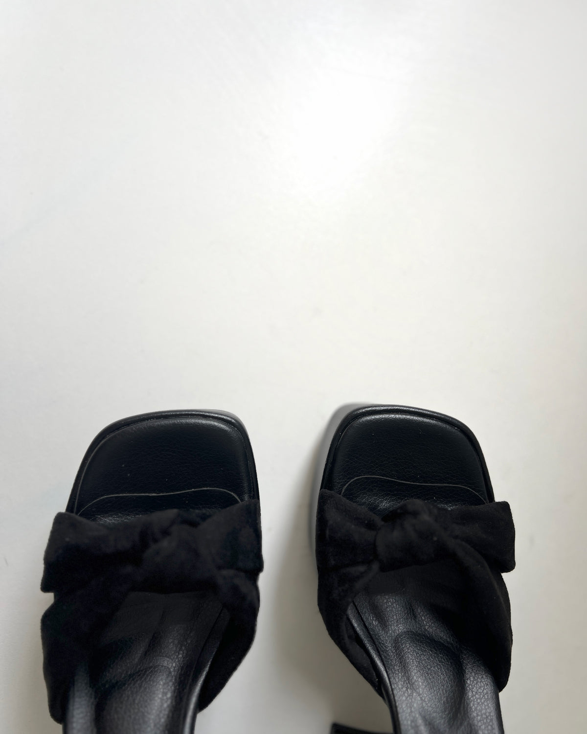 Tacones Daisy con moño negro cuero