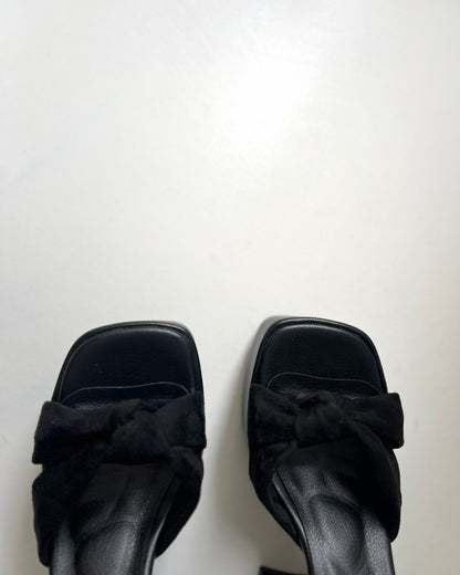 Tacones Daisy con moño negro cuero