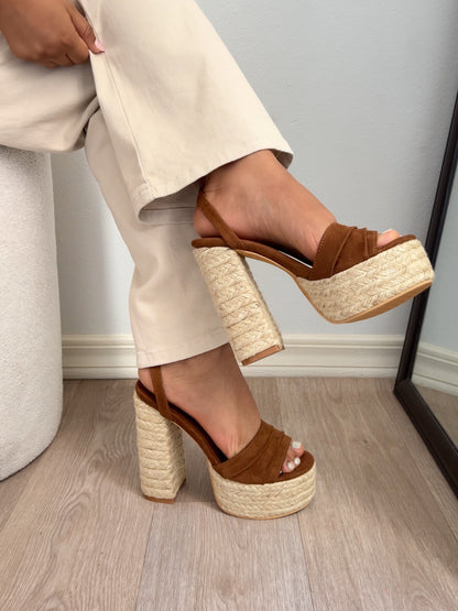 Tacones Toscana de soga almendra