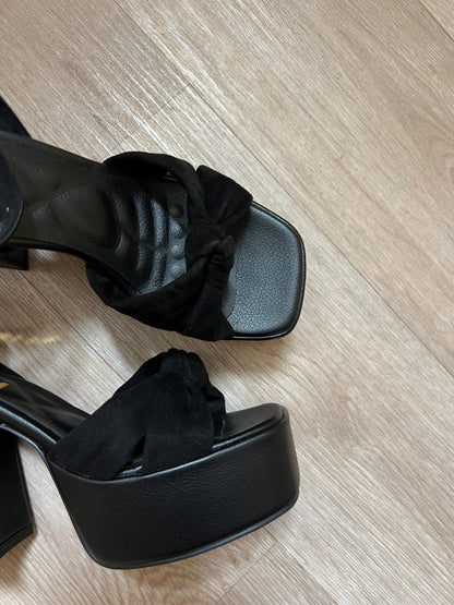 Tacones Daisy con moño negro cuero