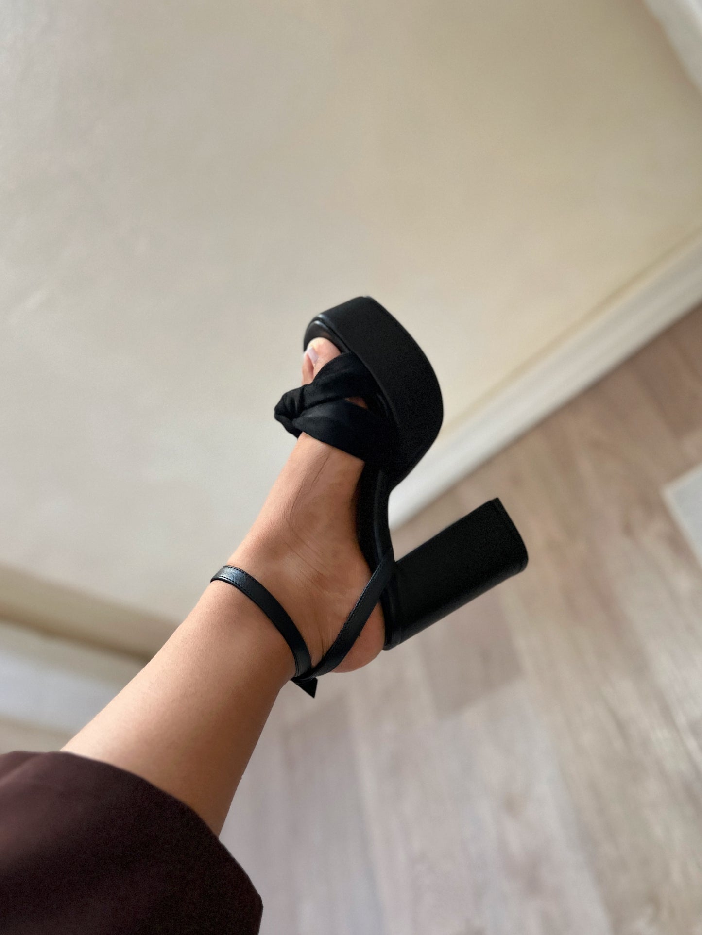 Tacones Daisy con moño negro cuero