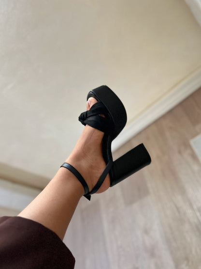 Tacones Daisy con moño negro cuero