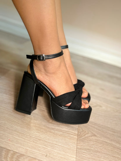 Tacones Daisy con moño negro cuero