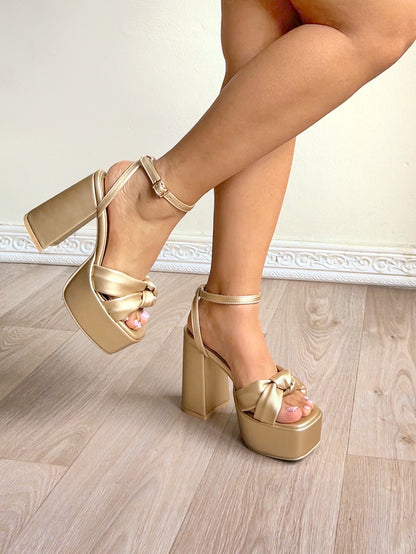 Tacones Daisy con moño dorado