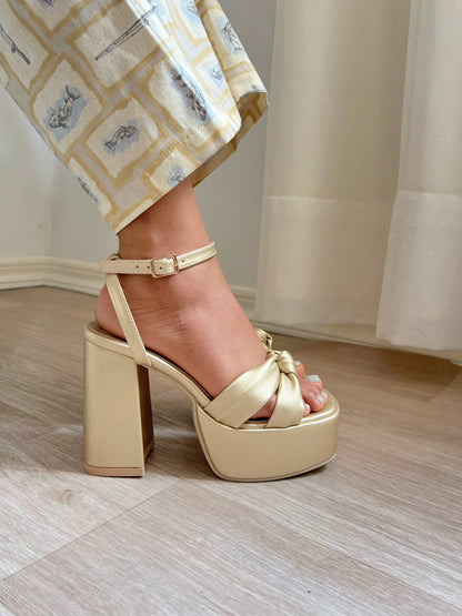 Tacones Daisy con moño dorado