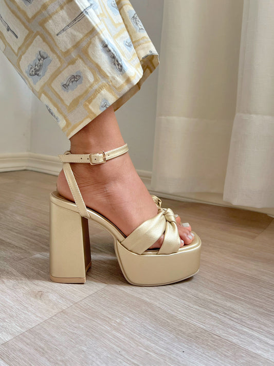Tacones Daisy con moño dorado