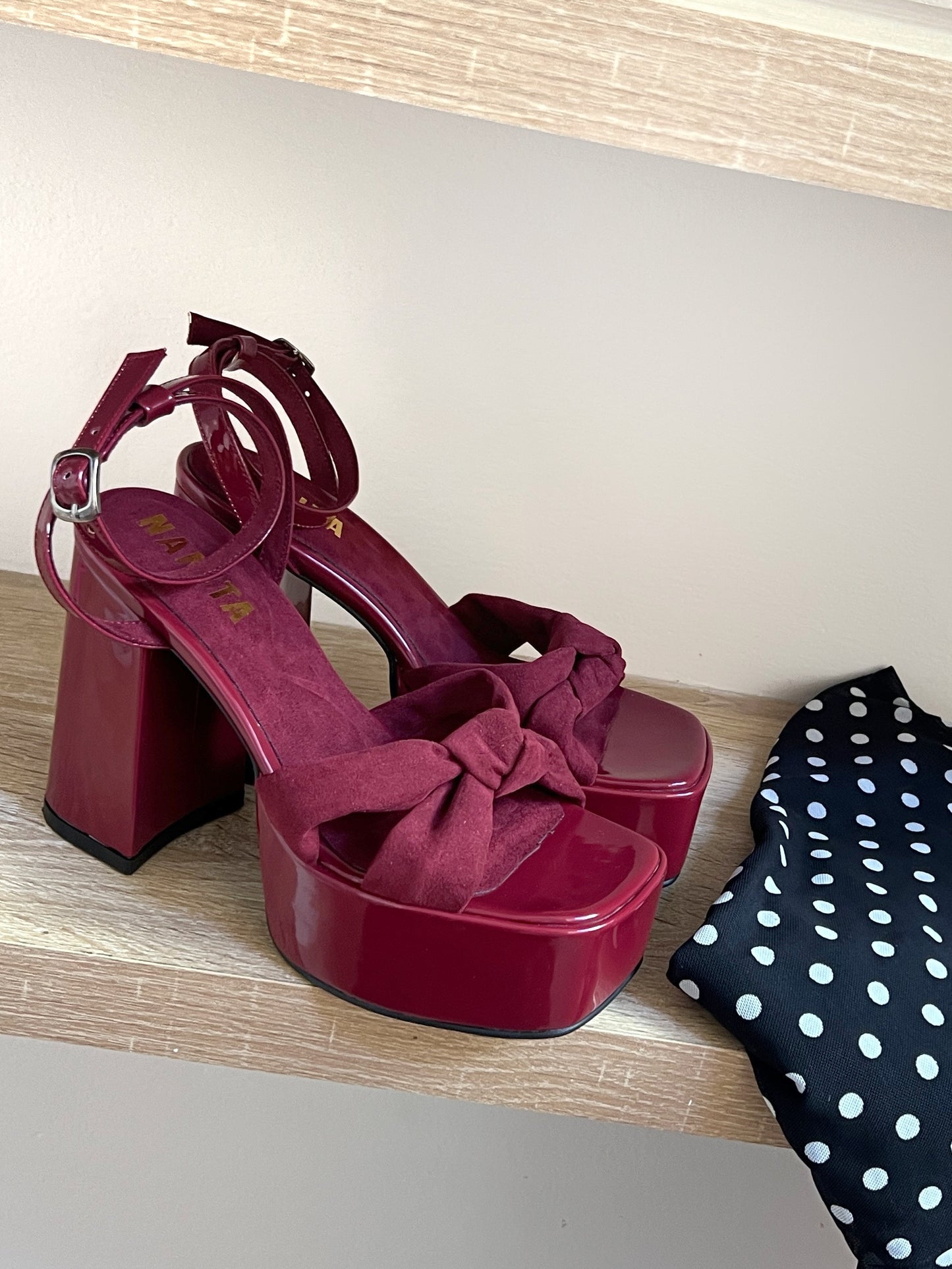 Tacones Daisy vino charol