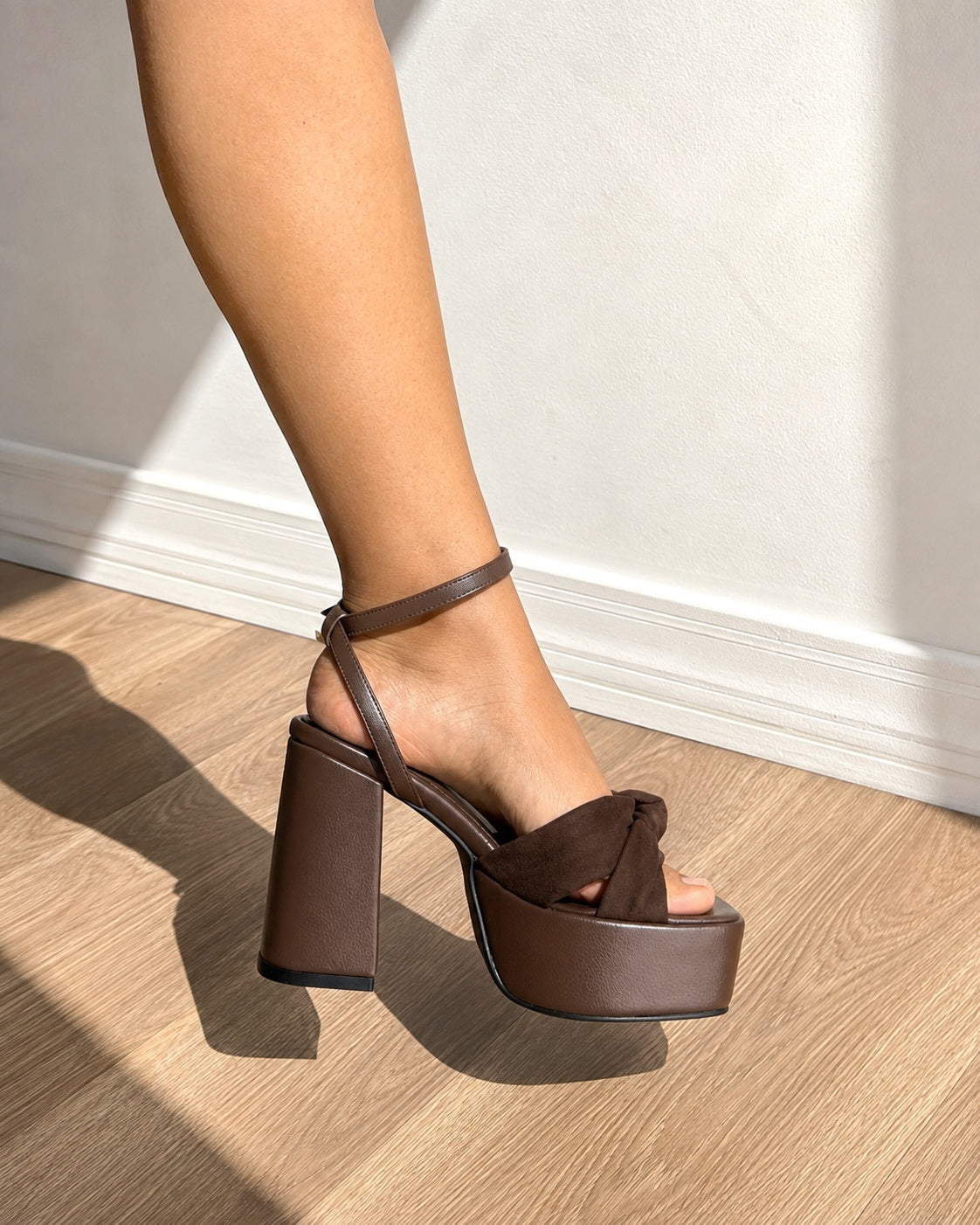 Tacones Daisy con moño mocca